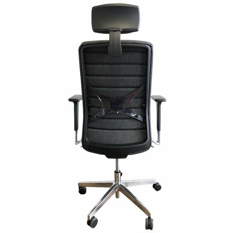 Silikónová, nastaviteľná bedrová opierka zvyšuje oporu v bedrovej oblasti, vďaka čomu je ergonomická stolička WIND pohodlná a účinná.